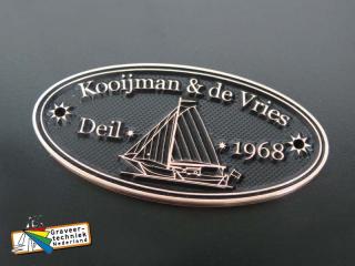 Bronzen bootplaat met opwaartse gravure, voor een schip.